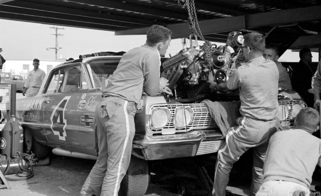 427 Mystery motor hoisting - 52 Years After the Rat Motor First Raced, It Still Has Secrets to...jpg